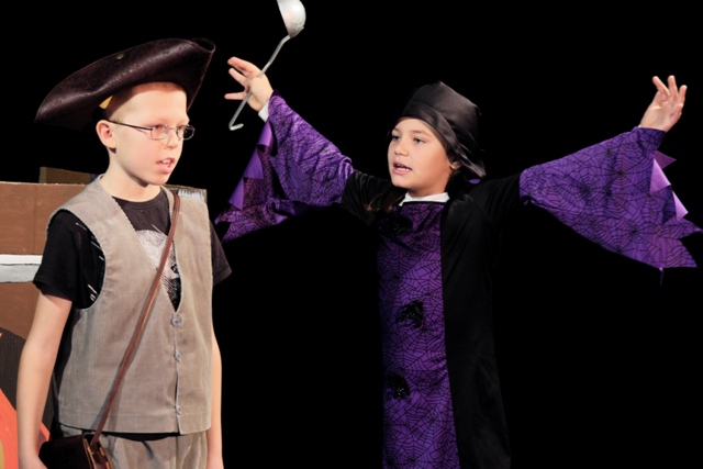 Der Teufel mit den drei goldenen Haaren. Generalprobe. Kinder der Marcana-Schule, Marzahn-NordWest, spielen das Märchen der Brüder Grimm, 11. Dez. 2019